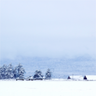 Kerstkaart achtergrond sneeuw en huisje